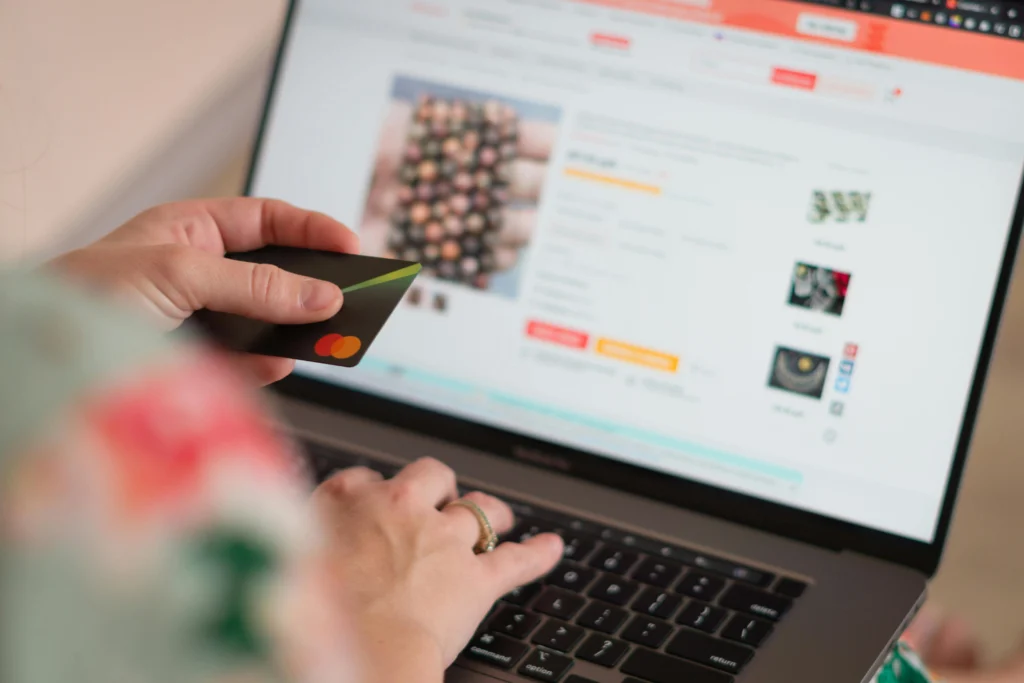 persona comprando en linea hot sale